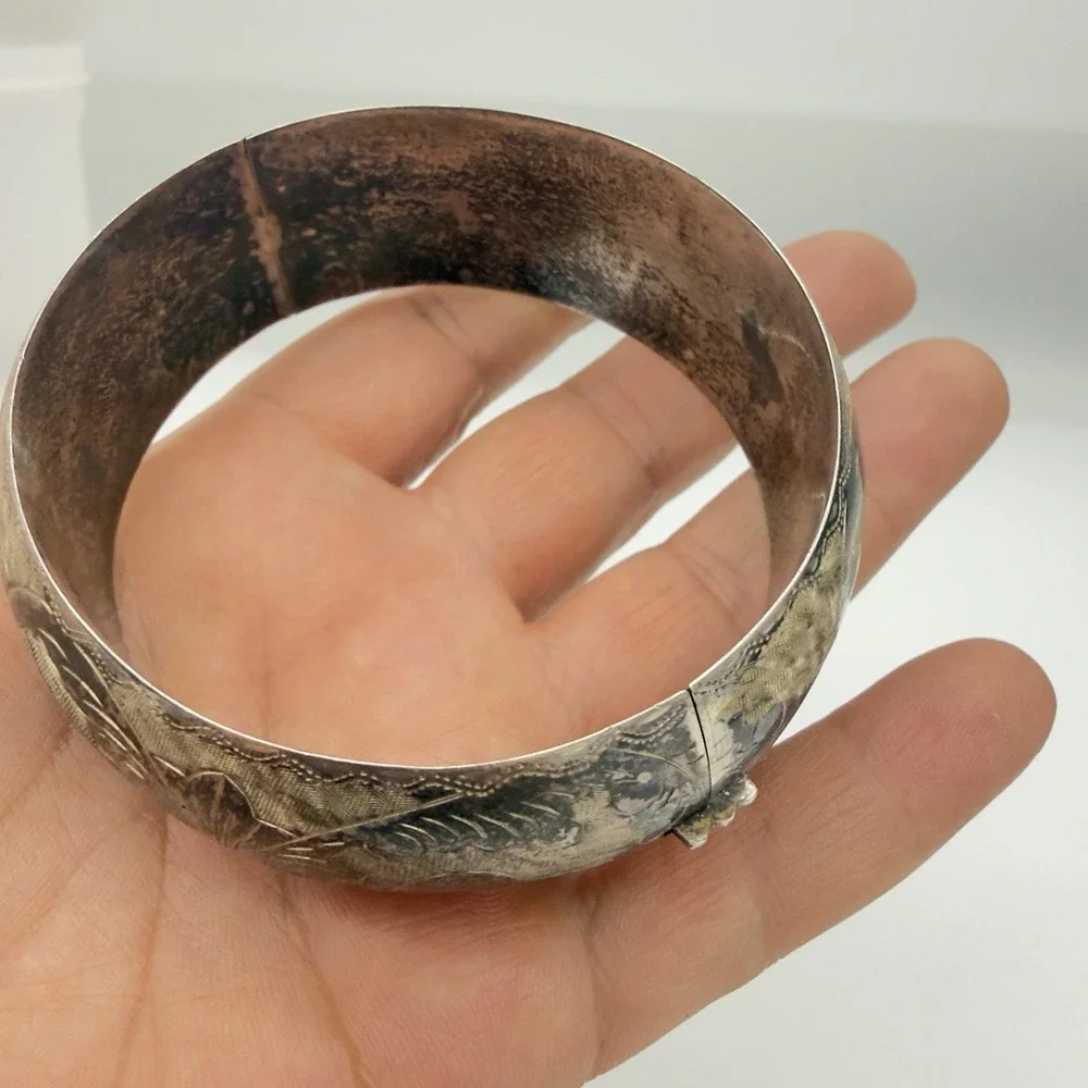 Vtg Sterling Silver 925 Hinged Etched Bangle Bracelet with A Safety Chain Wide
